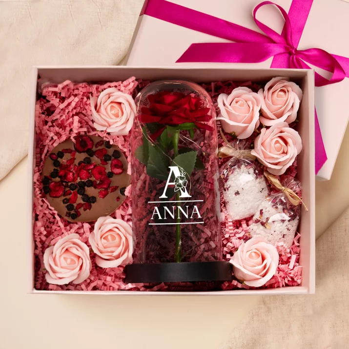 Geschenkset Für eine Freundin mit Ewiger Rose, Schokolade und Badesalz Geschenkset Für eine Freundin mit Ewiger Rose, Schokolade und Badesalz