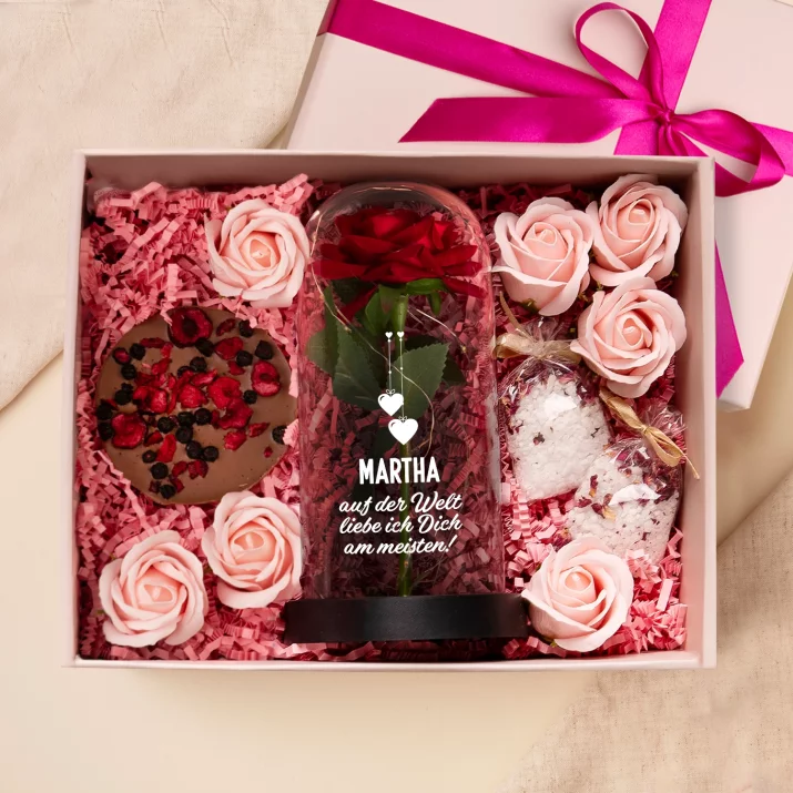 Geschenkset Für die Verlobte 2 mit Ewiger Rose, Schokolade und Badesalz Geschenkset Für die Verlobte 2 mit Ewiger Rose, Schokolade und Badesalz