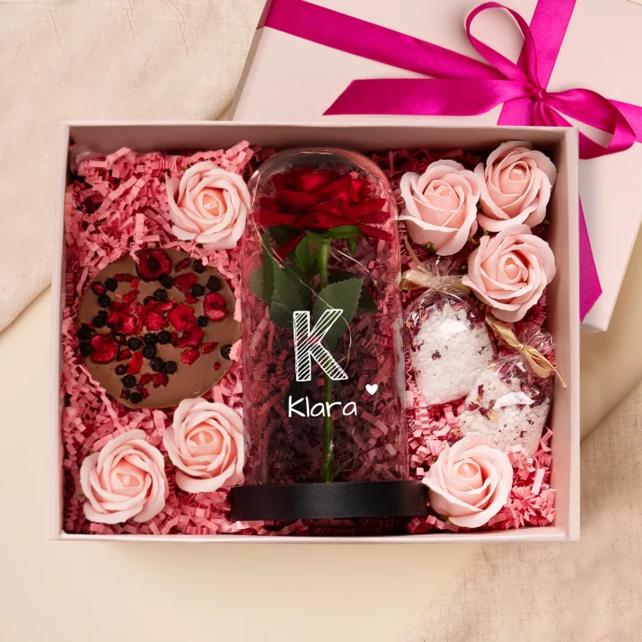 Geschenkset für Sie mit Ewiger Rose, Schokolade und Badesalz Geschenkset für Sie mit Ewiger Rose, Schokolade und Badesalz