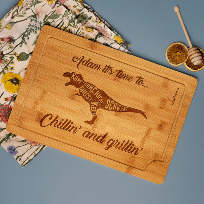 Chillin` and grillin` - Schneidebrett mit Gravur