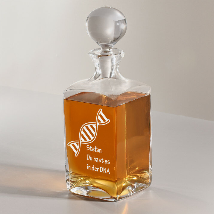 In der DNA - Whiskykaraffe mit Gravur