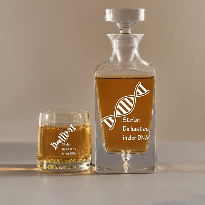 In der DNA - Whiskykaraffe und Whiskygläser - Set mit Gravur