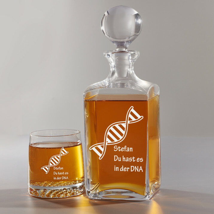 In der DNA - Whiskykaraffe und Whiskygläser - Set mit Gravur