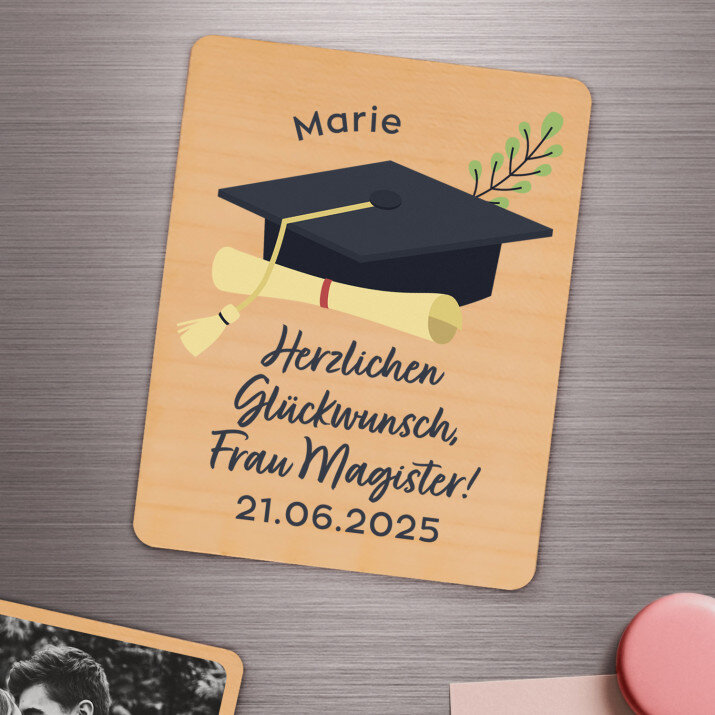 Herzlichen Glückwunsch Frau. Magister - Holzmagnet