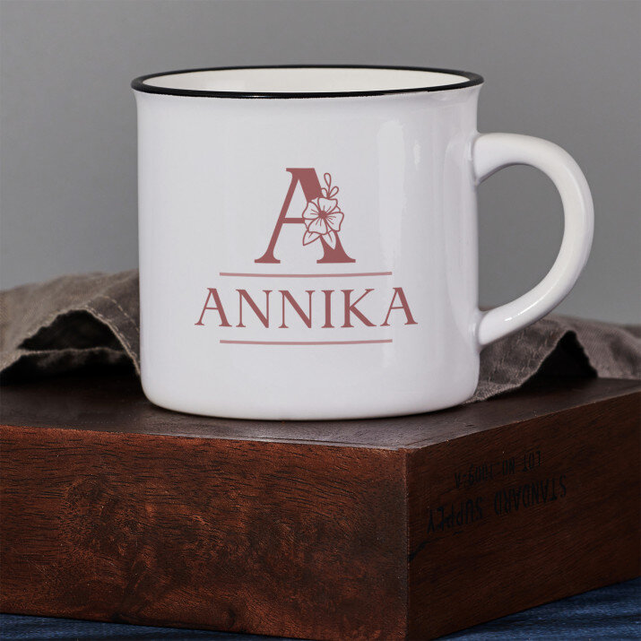 Initiale Name floral - Keramikbecher mit schwarzem Rand