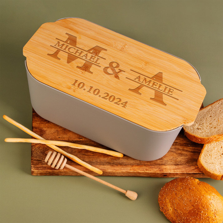 Initiale mit dem namen des paares - Brotkasten