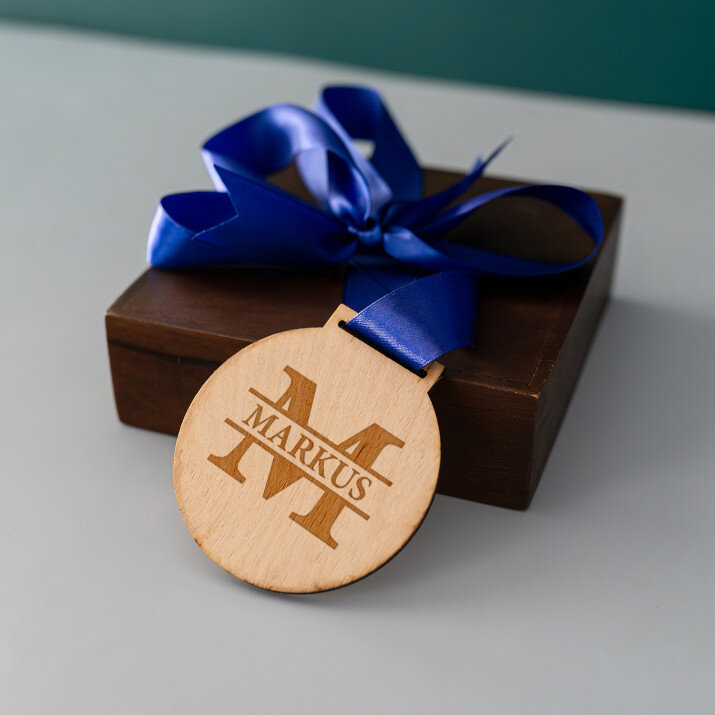 Initiale mit namen - Holzmedaille