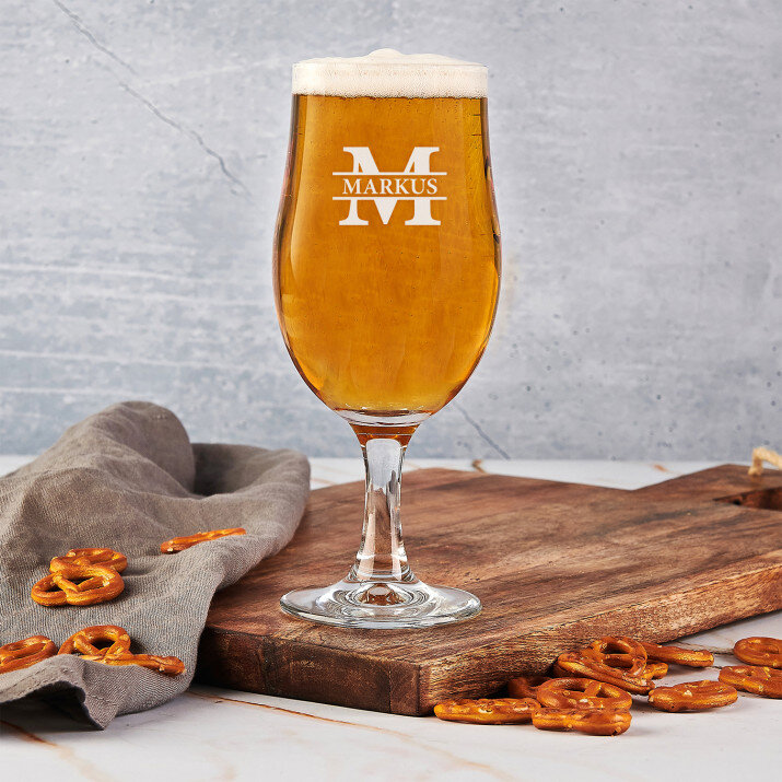 Initiale mit Namen - Biertisch