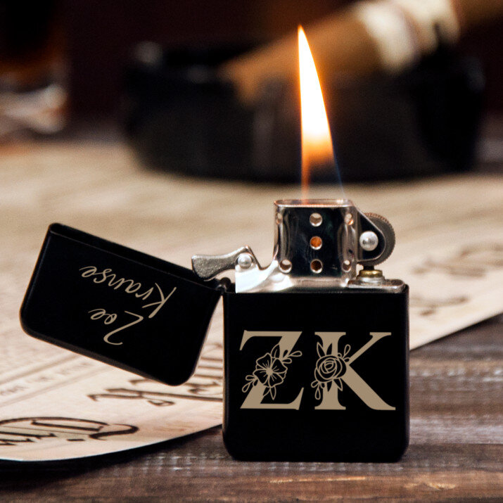 Initialen Vor - und Nachname floral - Feuerzeug mit Gravur