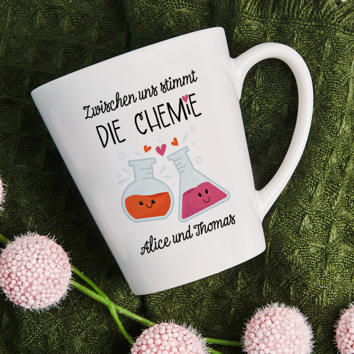 Zwischen uns stimmt die Chemie - Personalisierte Tasse