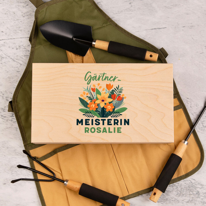 Gärtnermeisterin - Gartengeräte in Schürze