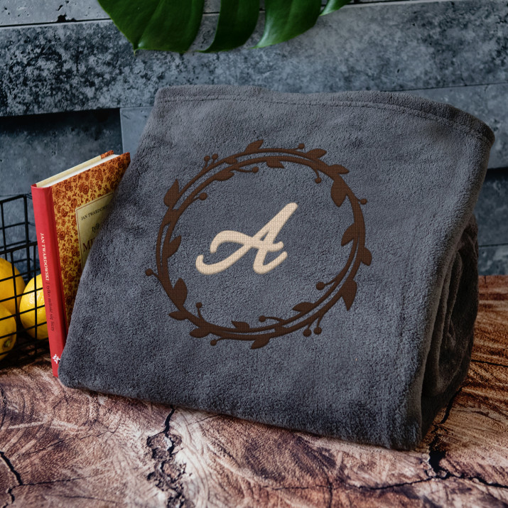 Monogramm - Decke mit Stickerei