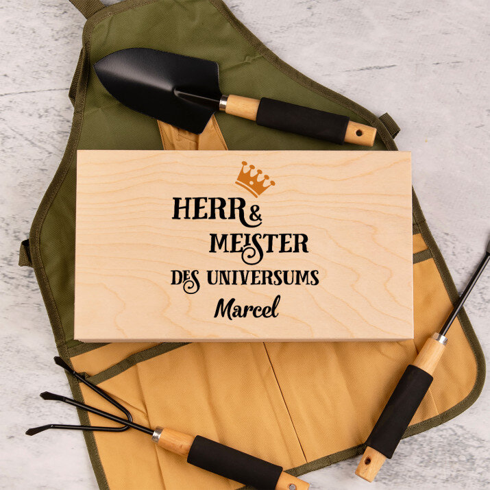 Herr und meister - Gartengeräte in Schürze