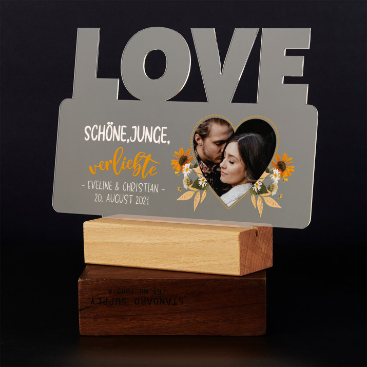 Schone junge verliebte - Druck auf Acrylglas mit LED Beleuchtung - Wort LOVE