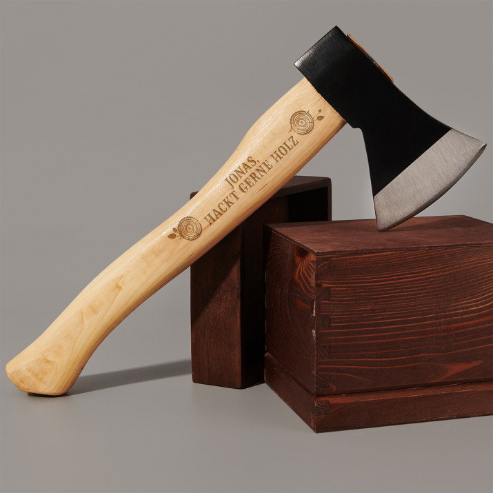 Hackt gerne Holz - Axt