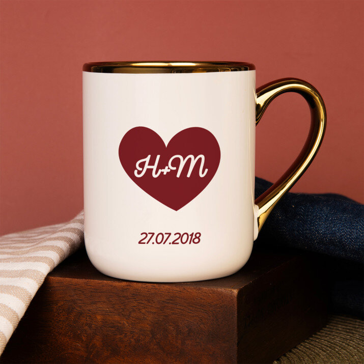 Herz + datum - Ein Becher mit Goldrand