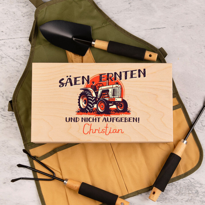 Säen, ernten und nicht aufgeben - Gartengeräte in Schürze