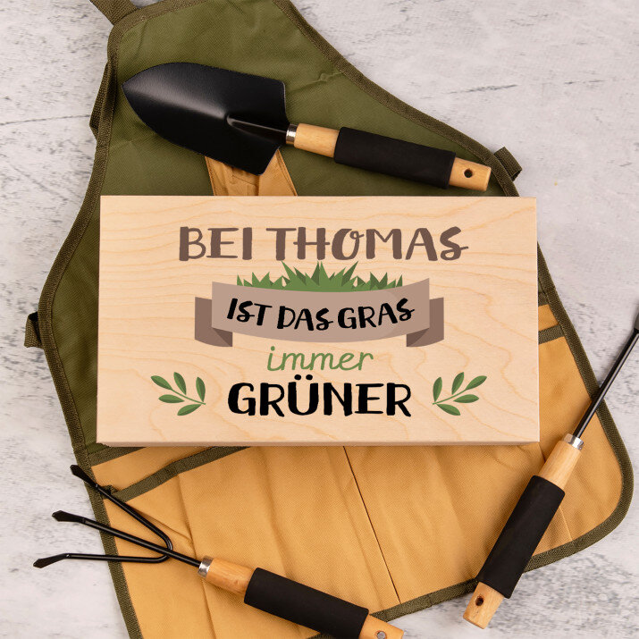 Das gras ist immer grüner - Gartengeräte in Schürze