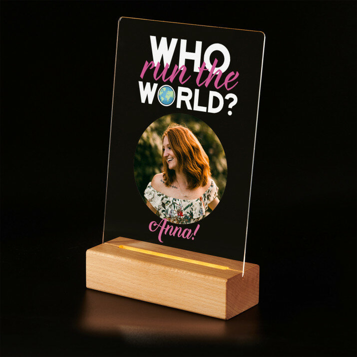 Who run the world - Druck auf Acrylglas mit LED Beleuchtung