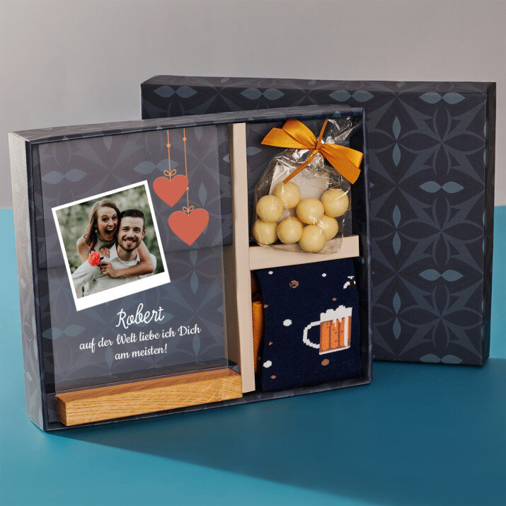 Geschenkset für Freund mit Druck auf Acrylglas und Haselnüssen in weißer Schokolade