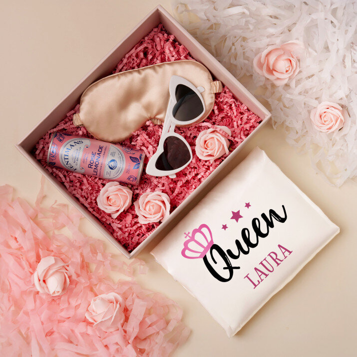Geschenkset für ein Mädchen mit Satinbademantel und Brille