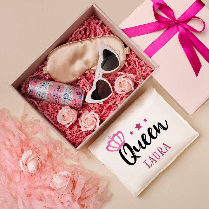 Geschenkset für ein Mädchen mit Satinbademantel und Brille