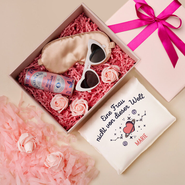 Geschenkset für Frau 2 mit Satinbademantel und Brille