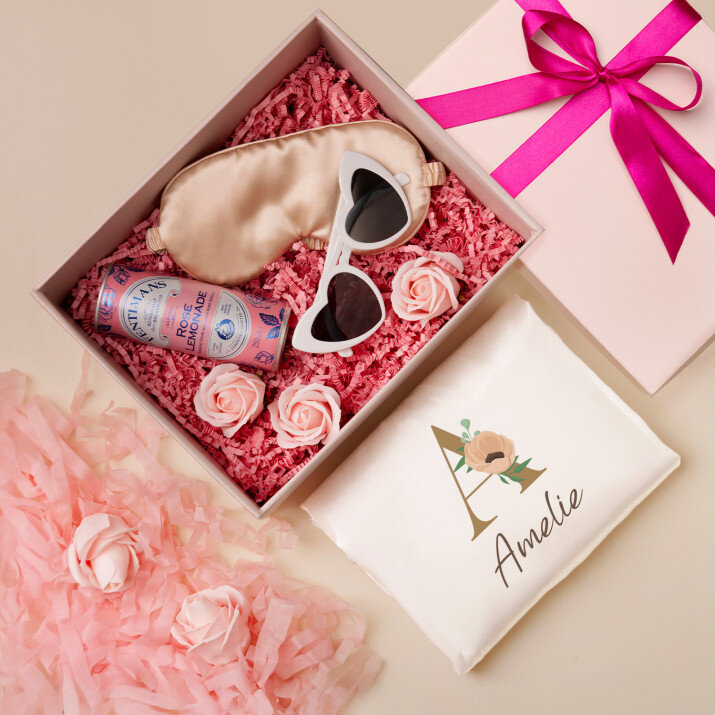 Geschenkset für die Frau mit Satinbademantel und Brille