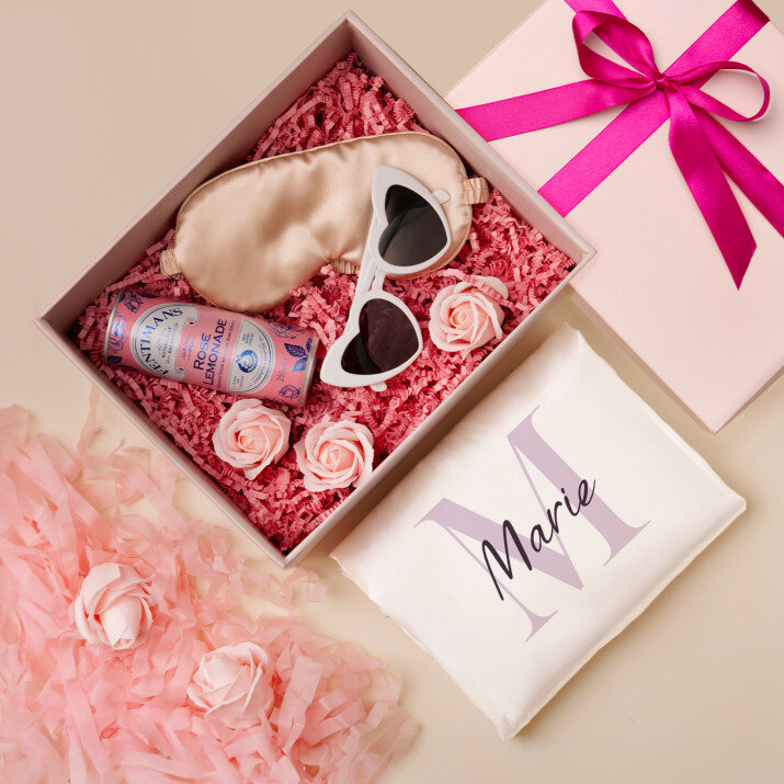 Ein Geschenkset für eine Freundin mit Satinbademantel und Brille