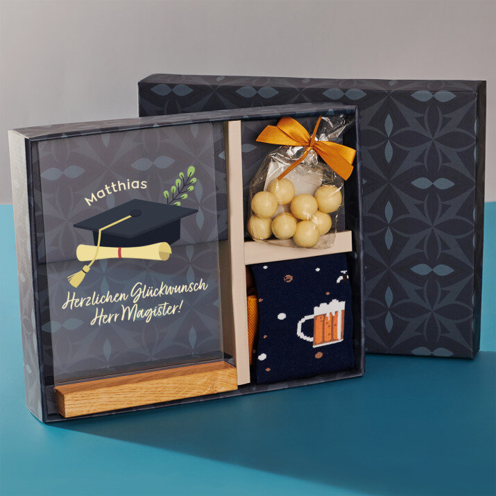 Geschenkset für Magister mit Druck auf Acrylglas und Haselnüssen in weißer Schokolade
