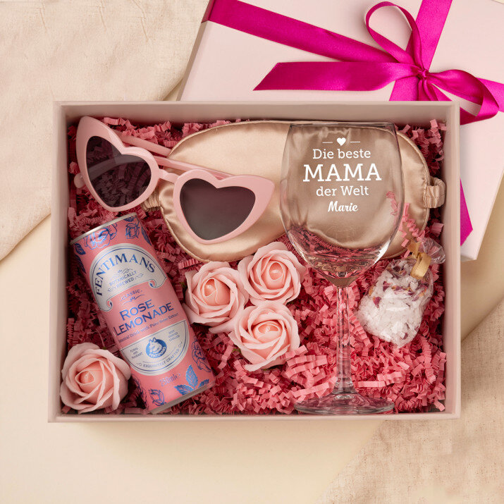 Set mit einem Glas und einer Augenbinde für Mama