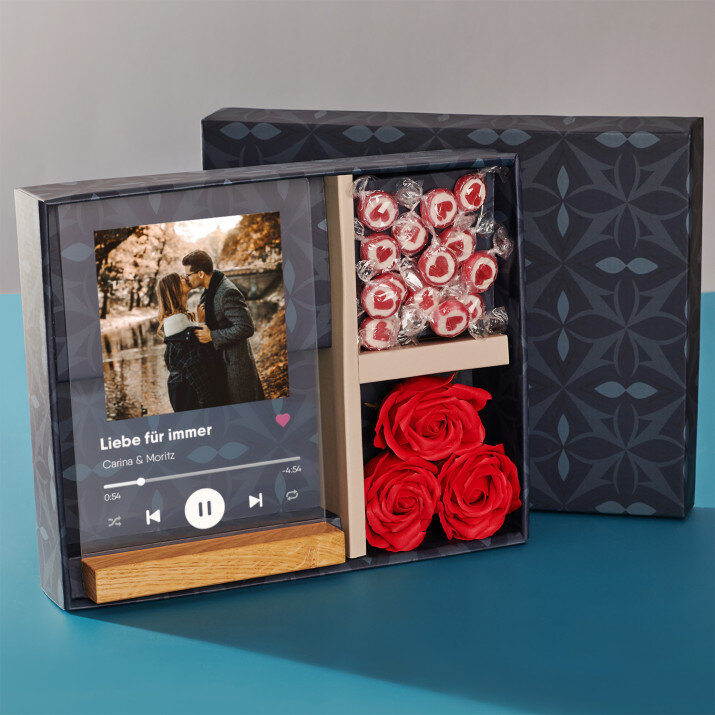 Geschenkset für Verlobte mit Druck auf Acrylglas und Bonbons