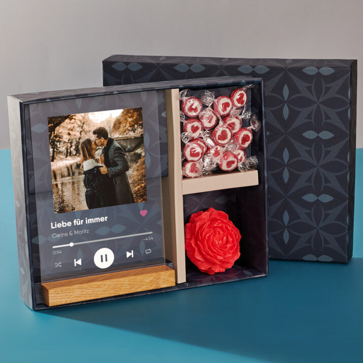 Geschenkset für Verlobte mit Druck auf Acrylglas und Bonbons