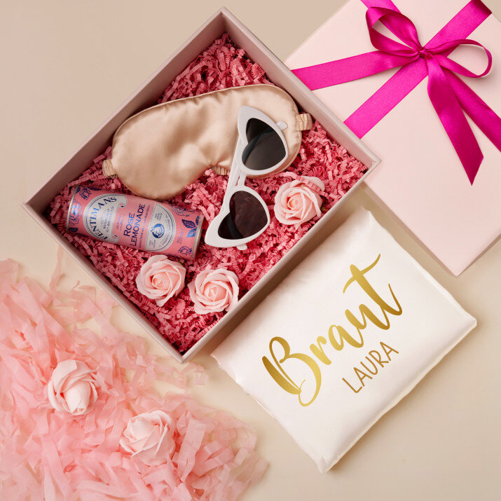 Geschenkset für die Braut mit Satinbademantel und Brille