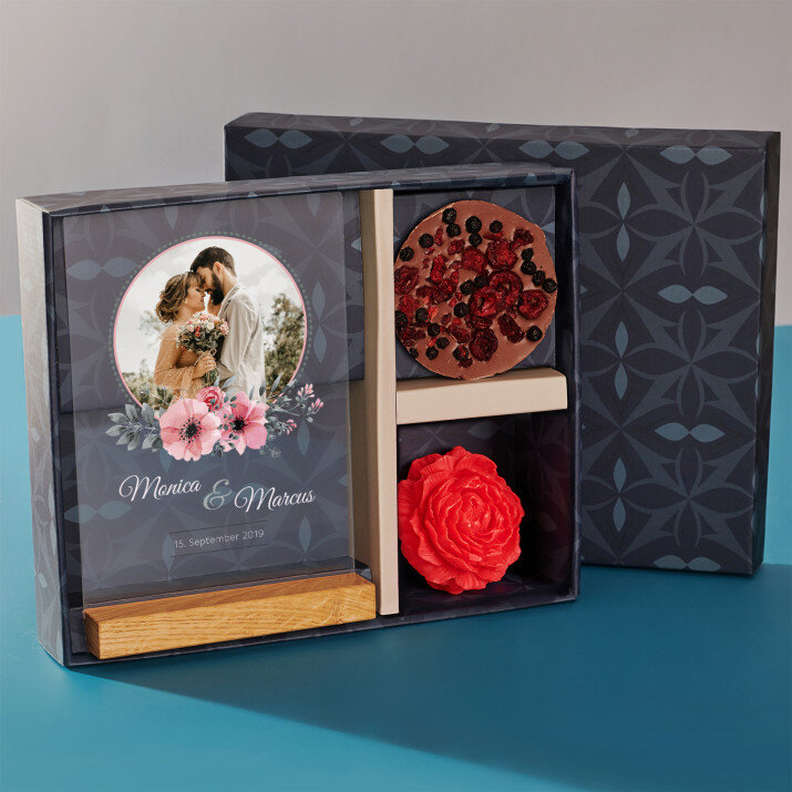 Geschenkset für Brautpaare mit Druck auf Acrylglas und Schokolade