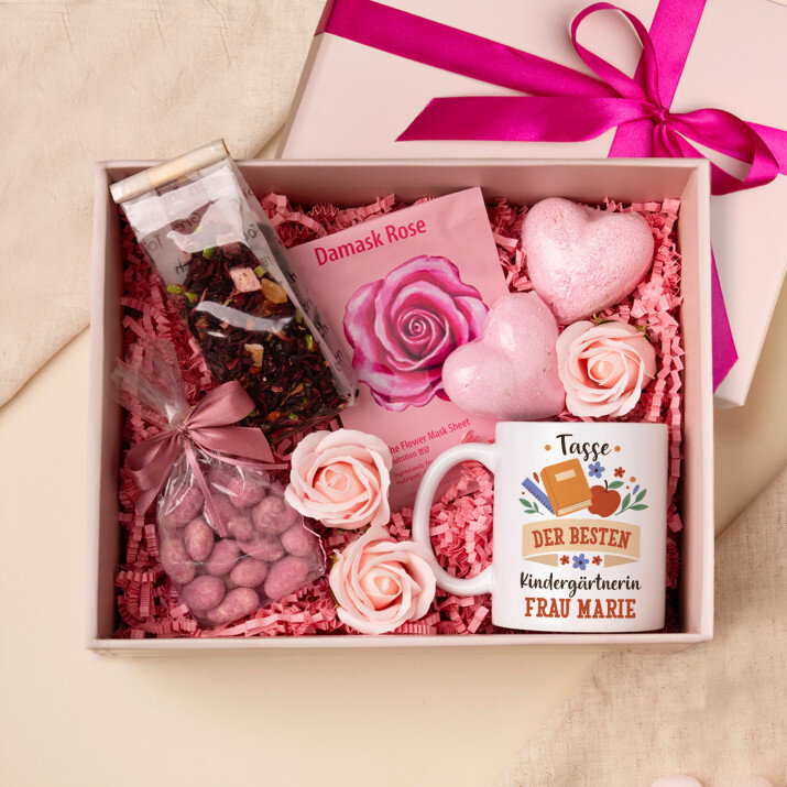 Tasse und Rosen-Spa-Set für eine Kindergärtnerin