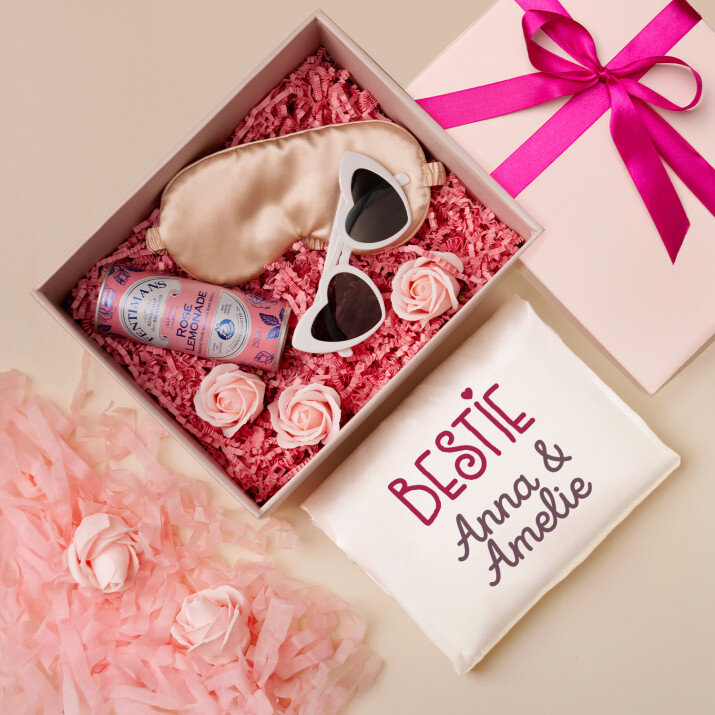 Geschenkset für einen Freund 2 mit Satinbademantel und Brille