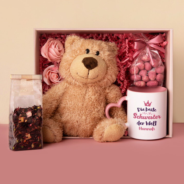 Set mit Tasse, Teddybär und Süßigkeiten für die Schwester
