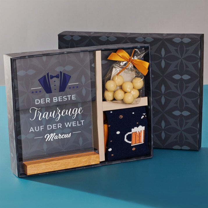Geschenkset für Trauzeugen mit Druck auf Acrylglas und Haselnüssen in weißer Schokolade