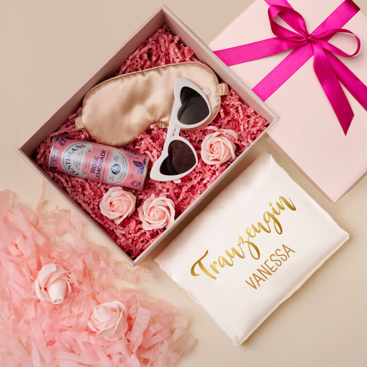 Geschenkset für die Trauzeugin mit Satinbademantel und Brille