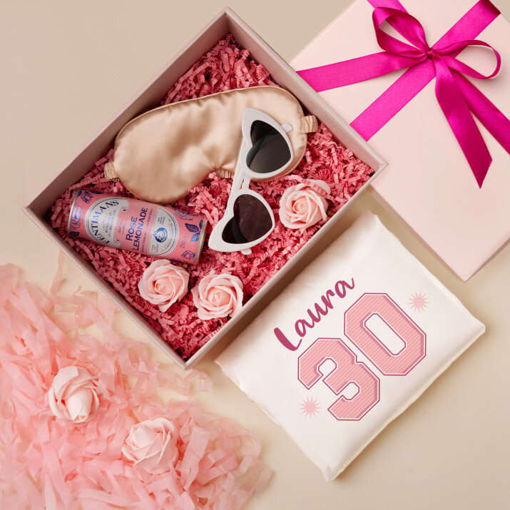 Geschenkset zum 30. Geburtstag mit Satinbademantel und Brille