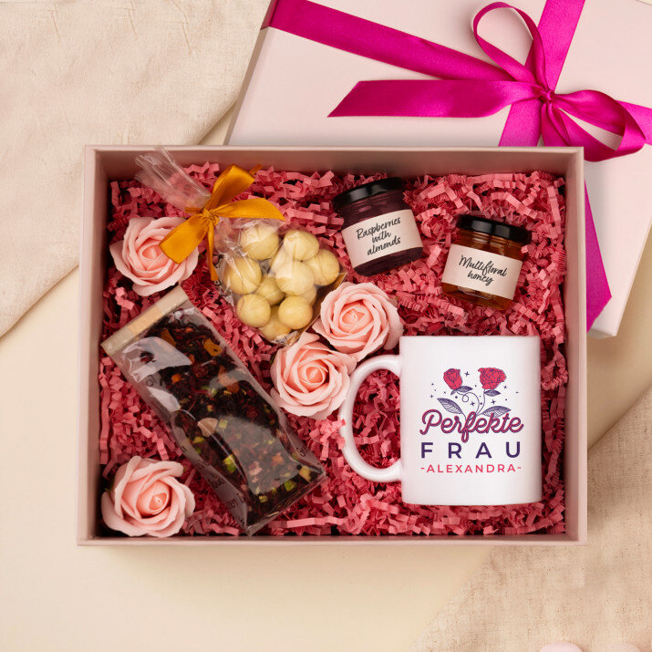 Set mit Tasse, Tee und Süßigkeiten Zum Frauentag Set mit Tasse, Tee und Süßigkeiten Zum Frauentag