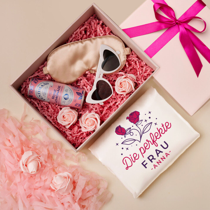 Geschenkset zum Frauentag mit Satinbademantel und Brille
