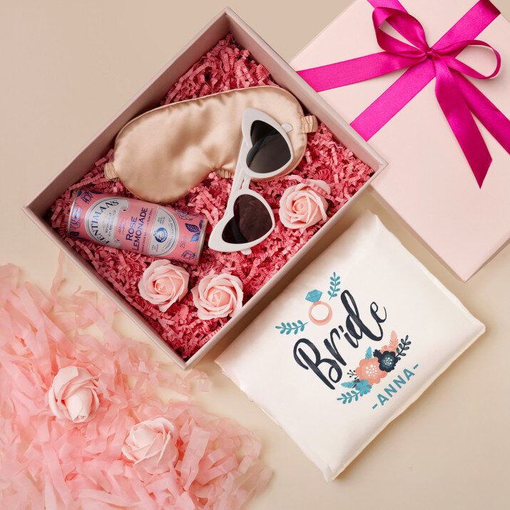 Geschenkset für einen Junggesellinnenabschied für die Braut mit Satinbademantel und Brille