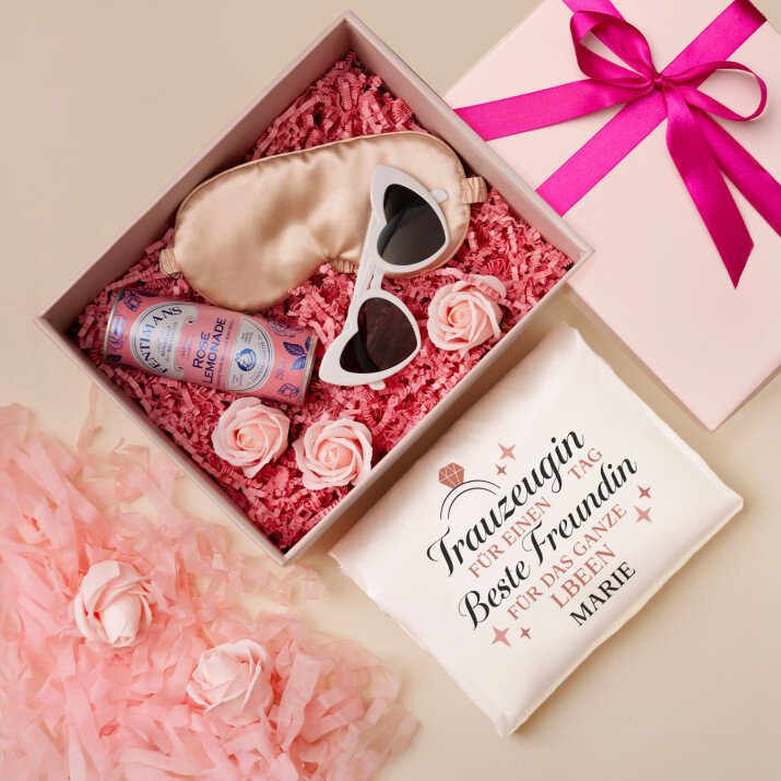 Geschenkset um der Trauzeugin zu danken mit Satinbademantel und Brille