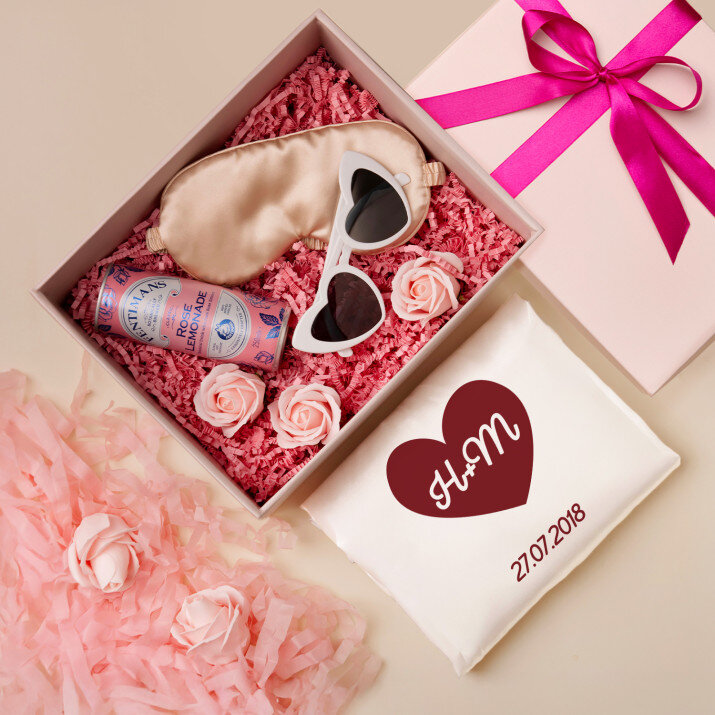 Geschenkset zum Jubiläum mit Satinbademantel und Brille