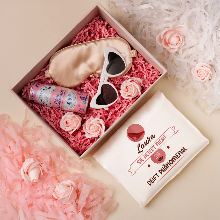 Geschenkset zu meinem Geburtstag mit Satinbademantel und Brille