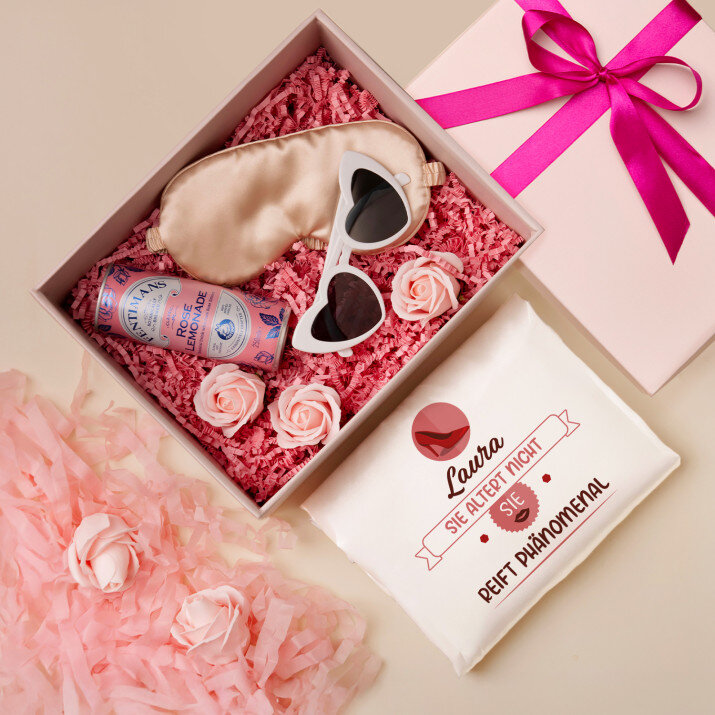 Geschenkset zu meinem Geburtstag mit Satinbademantel und Brille