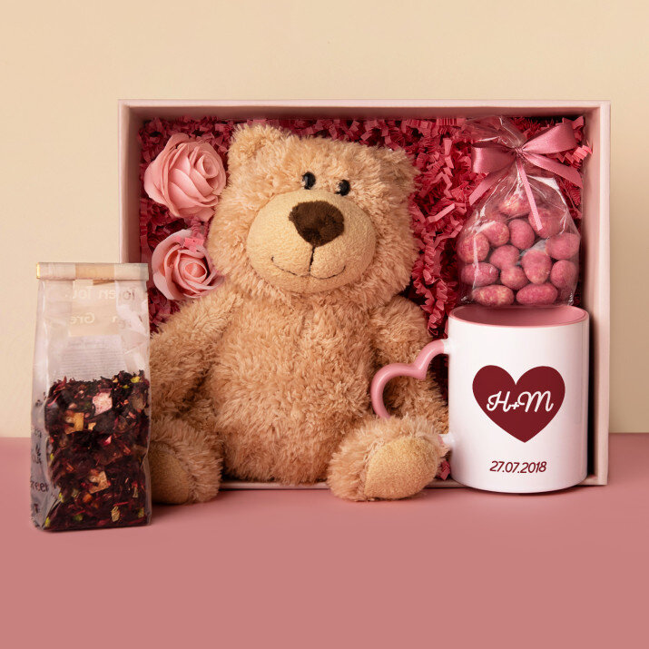 Set mit Tasse, Teddybär und Süßigkeiten Zum Valentinstag