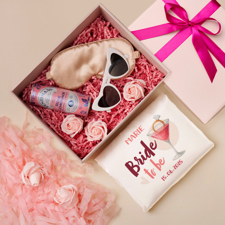 Geschenkset für einen Junggesellinnenabschied mit Satinbademantel und Brille